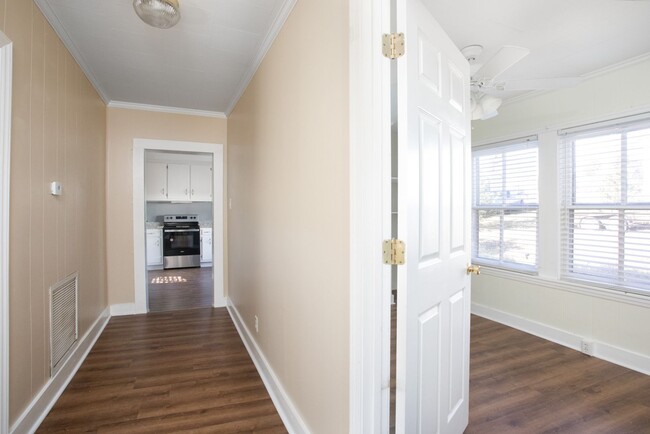 Building Photo - Friendly 2 Bedroom, 1 Bath bungalow in Hillsborough!