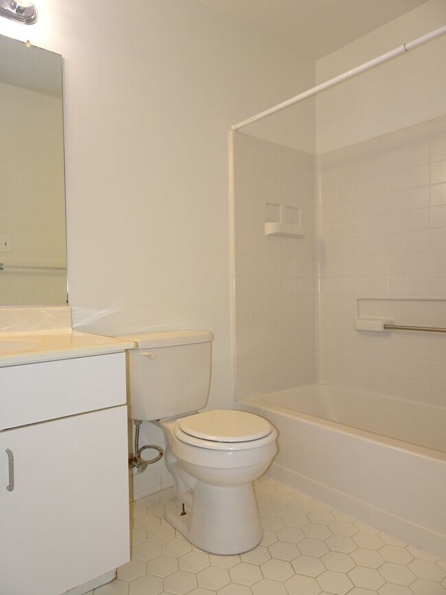 Building Photo - 118H Chippenham Dr