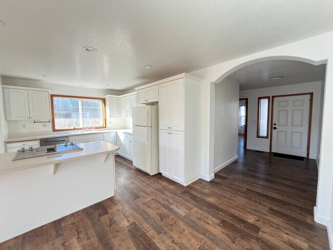 Building Photo - Amazing 3 Bd 2 Bath home in Historic Gladstone! Attached garage and Private yard! Easy access to ...