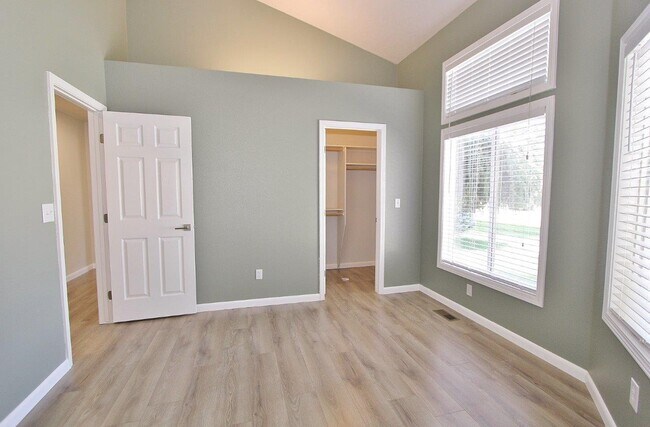 Building Photo - 2610 N Shoveler Way