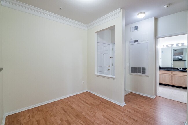 Building Photo - Beautiful 2 Bed 2 Bath Condo Beautiful Com...