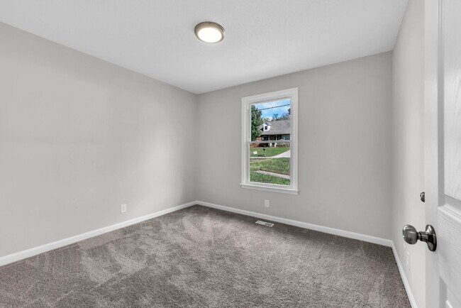 Building Photo - 3 Bedroom and 2 Bathroom with Finished Basement near Fort Campbell