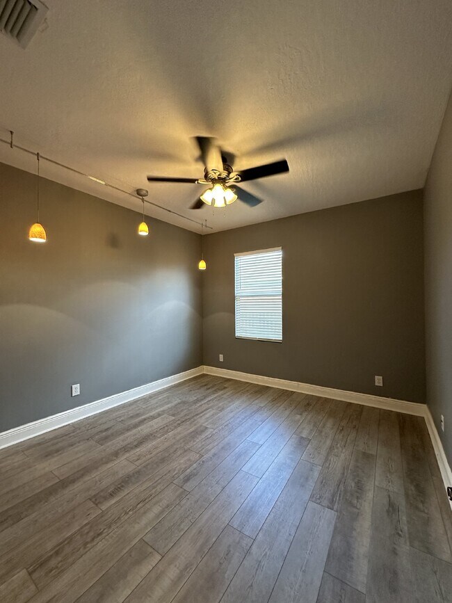 Building Photo - Spacious 4-Bedroom Home in Melbourne, FL w...