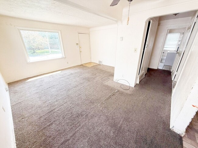 Building Photo - 3 BED 1 BATH BEAUTIFUL SINGLE FAMILY HOME ...