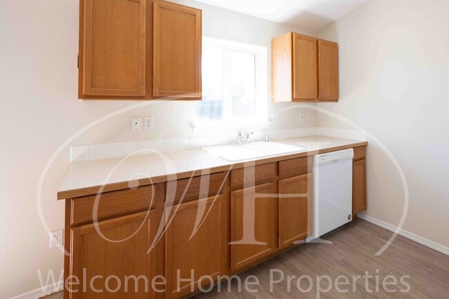 Building Photo - Newer 2 bed/2bath Home in Quiet Neighborhood