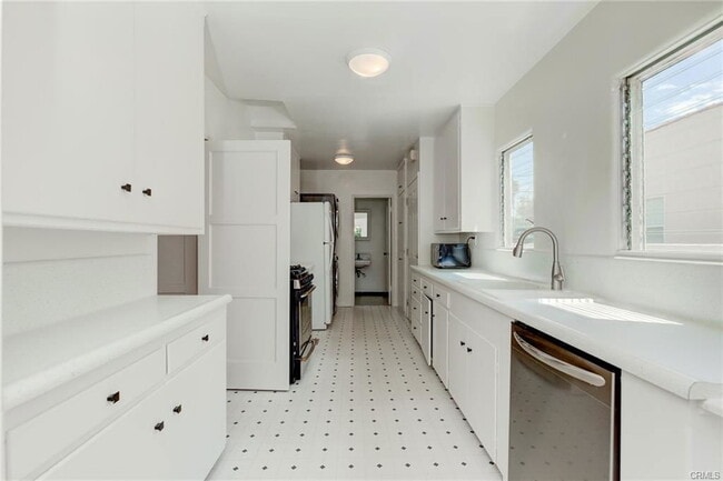 Building Photo - 2376 Selby Ave