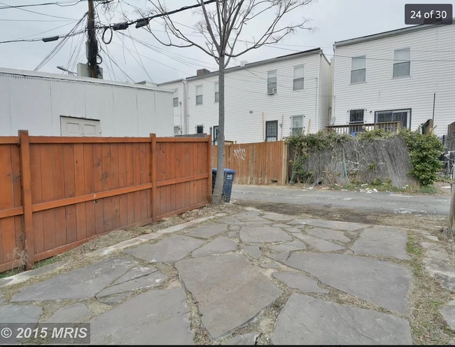 Building Photo - 733 Otis Pl NW