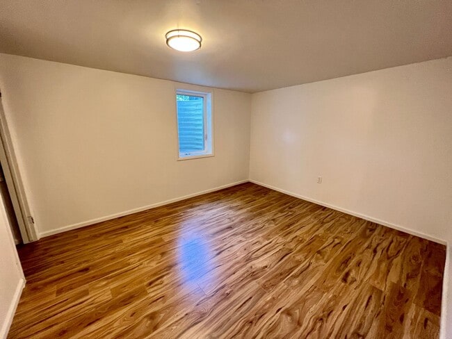 Building Photo - Updated 4 bed 2 bath house!