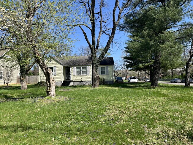 Building Photo - "Charming 3-Bed Home on Flamingo Drive – Perfect Nashville Living!" Large Yard! Lawncare is Inclu...