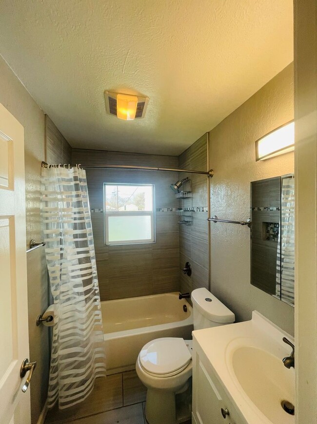 Building Photo - 2bed/1bath home in Tahoe Park 12 month lea...