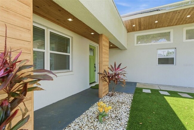 Building Photo - 3916 W Iowa Ave