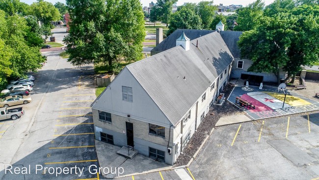 Building Photo - 1301 University Ave