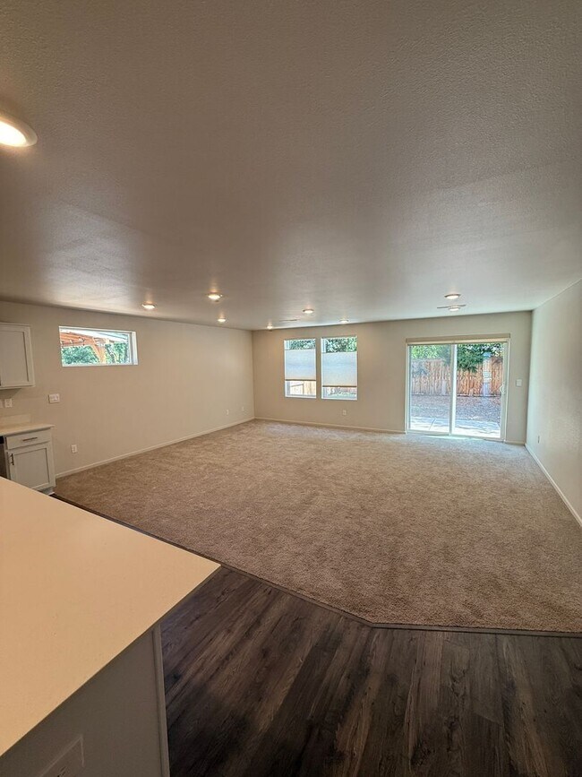 Building Photo - Beautiful 3 Bedroom 2 Bathroom Home Available Now