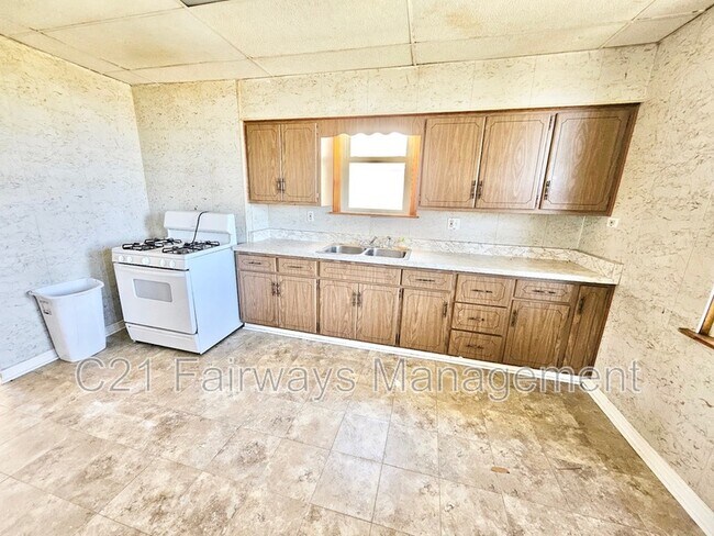 Building Photo - 1035 Lysle Ave