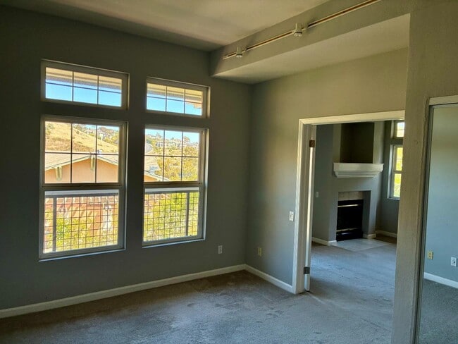 Building Photo - 121 Crescent Ct