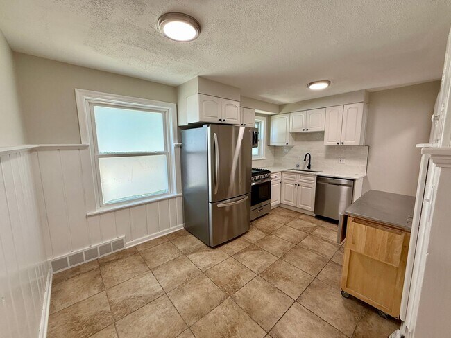 Building Photo - Charming 2BR/1BA Home in Kirkwood – Renova...