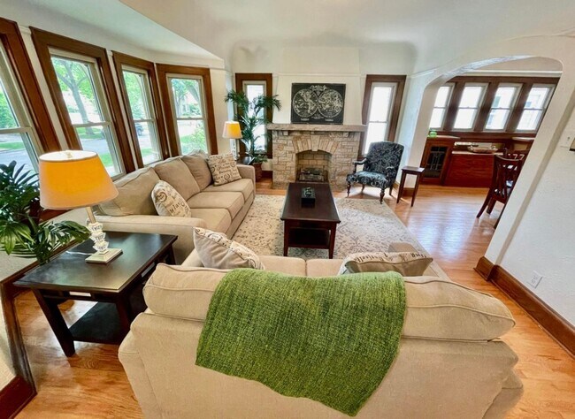 Building Photo - Beautiful  2 Bedroom + Den(3rd bedroom) Bungalow in Wauwatosa