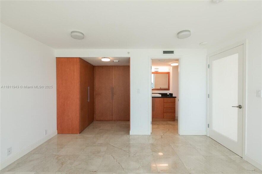 Building Photo - 400 S Pointe Dr