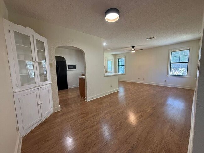 Building Photo - Pensacola - East Hill - 4 bedrooms, 3 bathroom - Mother in Law suite