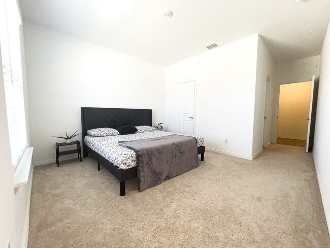 Building Photo - 2533 Olvera Ct