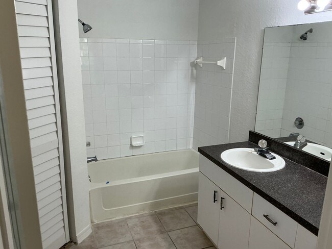 Building Photo - Spacious 2-Bedroom Loft Condo in Gated Azu...