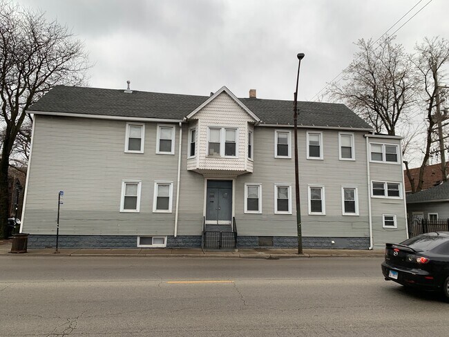 Building Photo - 2305 W Fullerton Ave