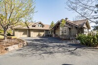 Building Photo - Large custom home NW Bend