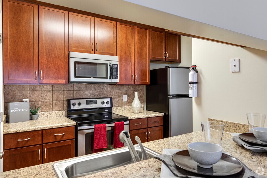 2BR, 2BA - 925SF - The Courts at Fair Oaks Apartments