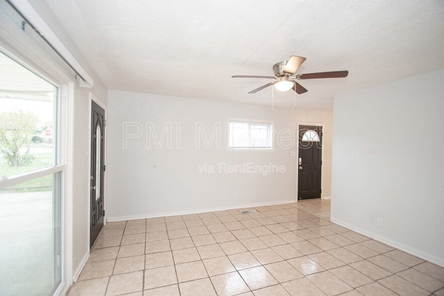 Building Photo - 4610 Karen Dr