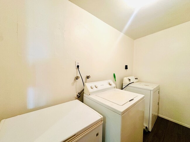 Building Photo - 2 Bedroom Renovate House! Large Yard and C...