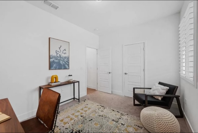 Building Photo - Dream Home Alert: 5 Bedrooms of Pure Comfo...