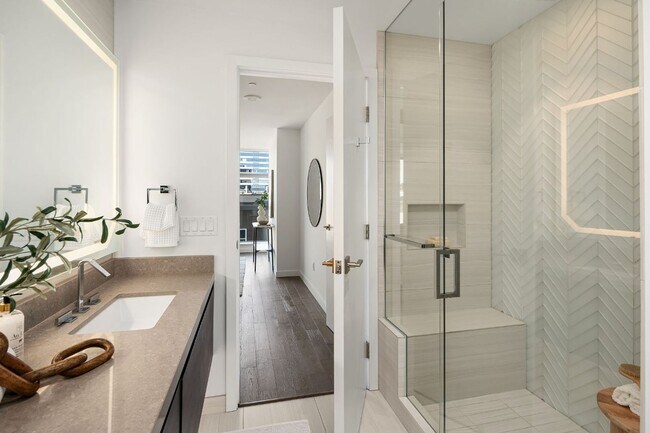 Building Photo - 2Bd/1.75Ba Bellevue Condo