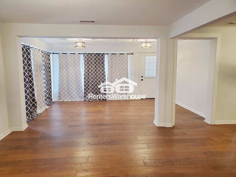 Building Photo - 1290 Chapel Dr