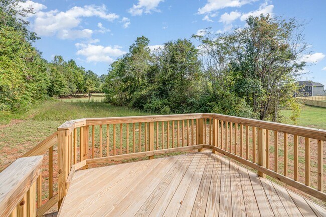 Building Photo - Beautiful 4BR 2.5BA Home w/ Full Appliance Kitchen • Garage Parking •