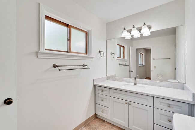 Building Photo - Single Story 3/2 in Well Established Neighborhood Near Branham High School with Air conditioning ...