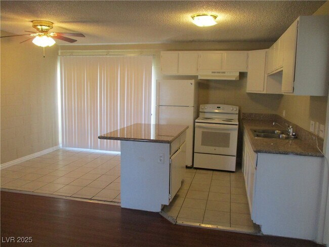 Primary Photo - 2933 E Elm Ave