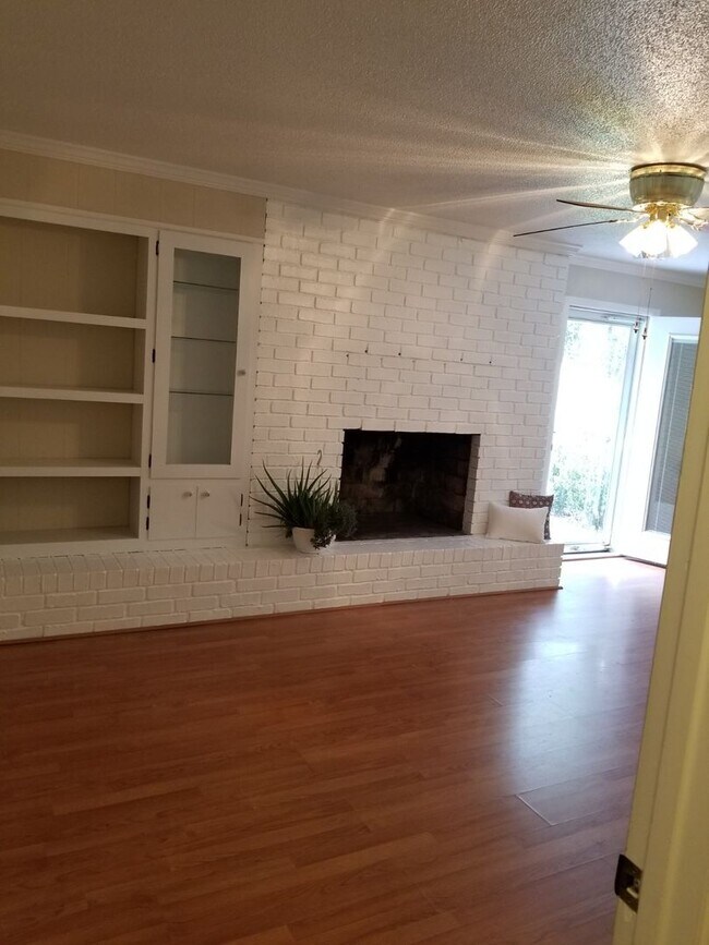 Building Photo - 829 Bradwell St