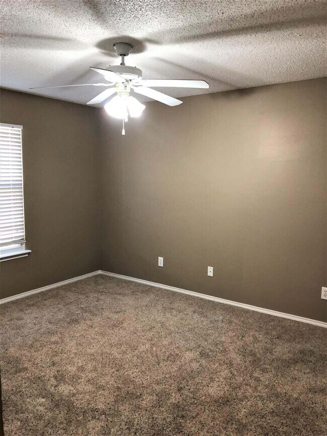Building Photo - Charming 3/2 in Southwest Lubbock!