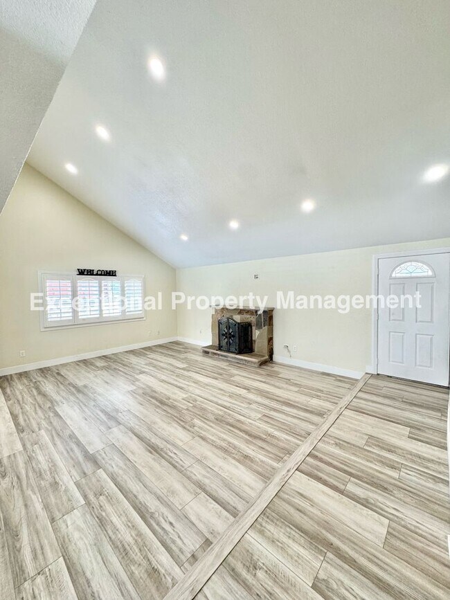 Building Photo - Ready to move in 4 bed 2 bath pool home!