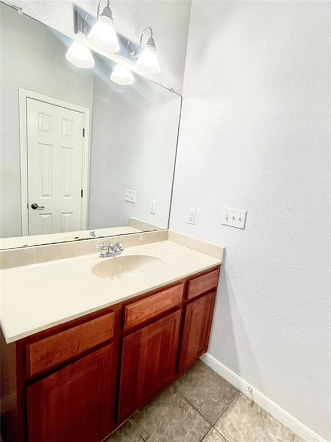 Building Photo - Spacious 4 Bed, 2.5 Bath. Perfect size and...