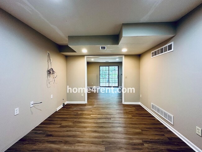 Building Photo - Blue Valley Schools, Granite Counters, Fin...