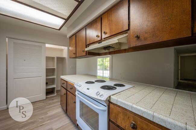 Building Photo - Kerman Westside Large 3 Bedroom Home, Bran...