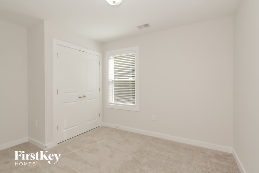 Building Photo - 5345 Pinebrook Dr