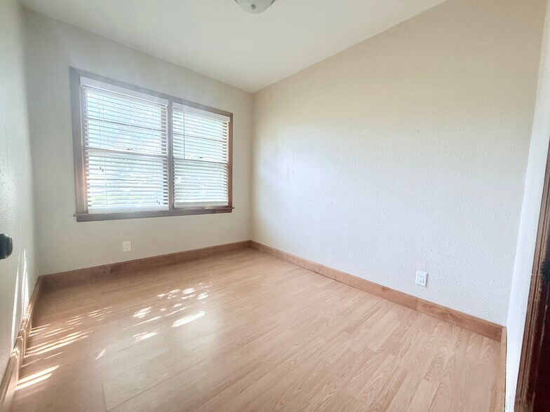Building Photo - 1171 Bourland Ave