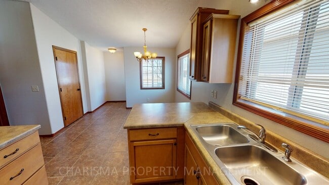 Building Photo - RARE TO FIND 4 BEDROOM, 2 BATH TOWN HOME, ...