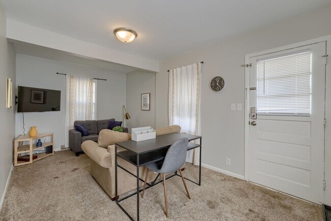 Building Photo - Cozy 2 Bedroom With Fenced Yard & Parking, Minutes from Old Market!!