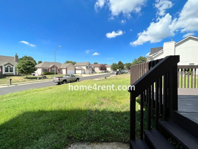 Building Photo - Wonderful Northland Home w/ Hardwood Floors and Plenty of Space!!