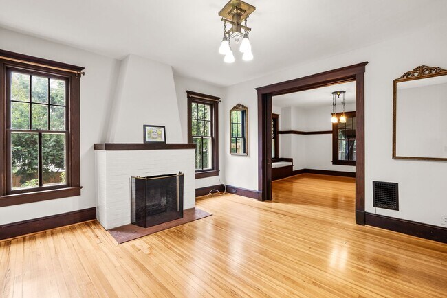 Building Photo - 4 Bed 3.5 bath - Kensington Victorian - Mo...