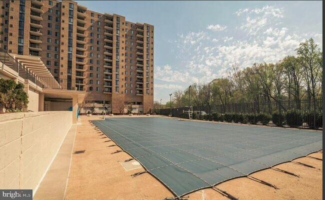 Building Photo - 4600 S Four Mile Run Dr