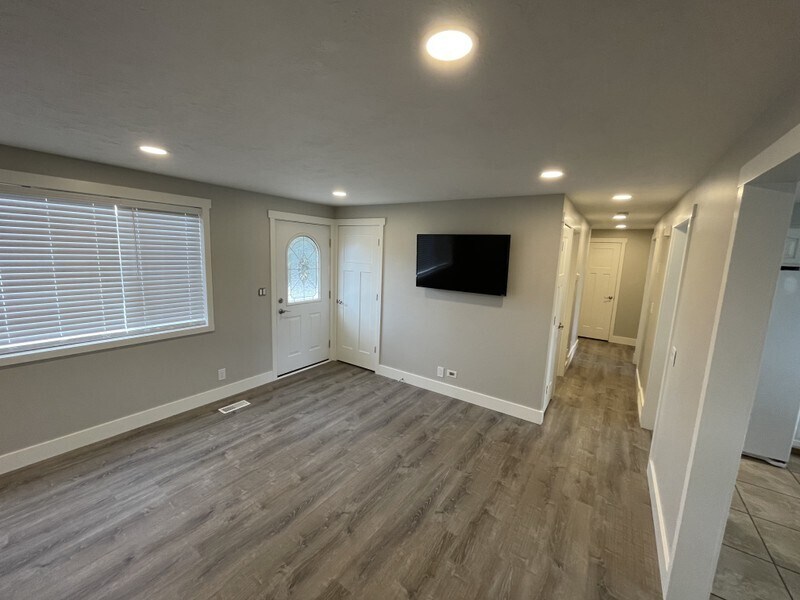 Building Photo - 578 N 660 W